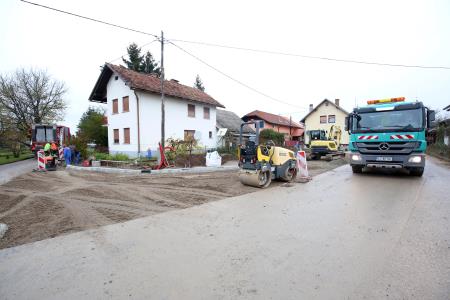 DOLENJE JEZERO AVTOBUSNO POSTAJALIŠČE 02 FOTO LJUBO VUKELIČ